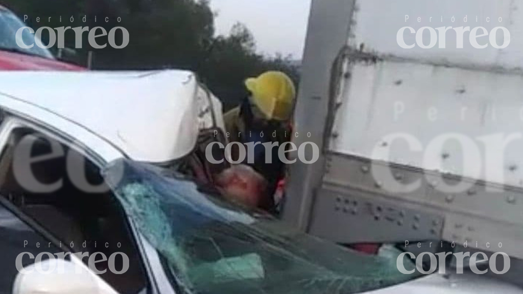 Choca contra un camión y muere, en la carretera Querétaro-Irapuato