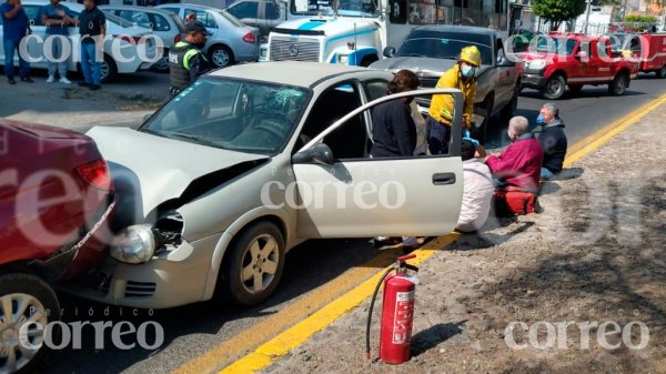 Aparatoso choque en Guanajuato capital deja cuatro personas heridas