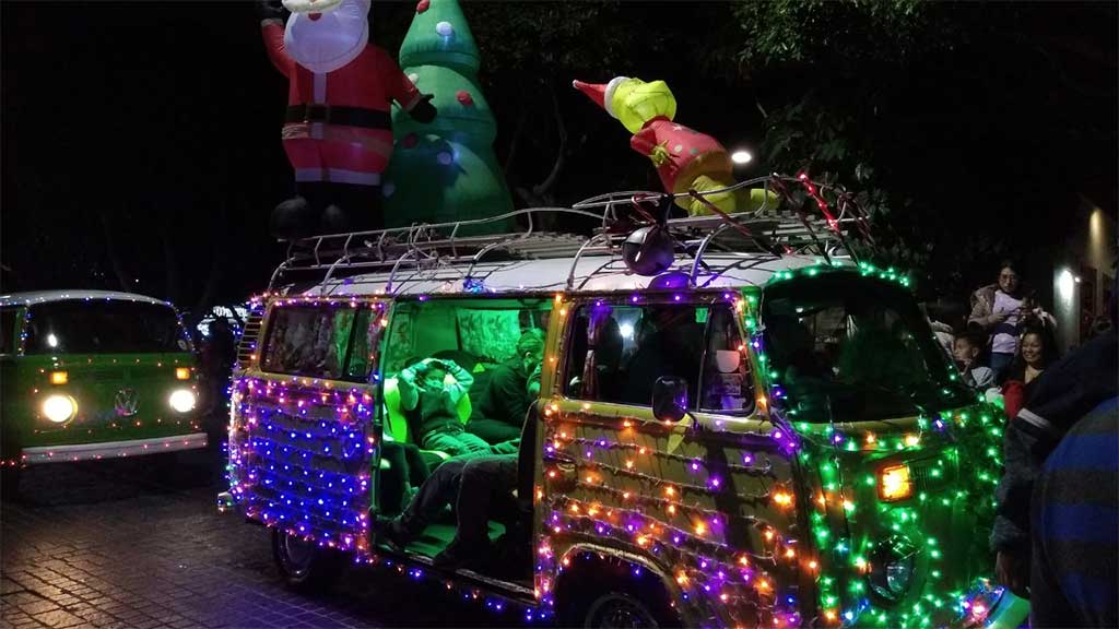 ‘Combis’ navideñas llenan de color y alegría al centro de León