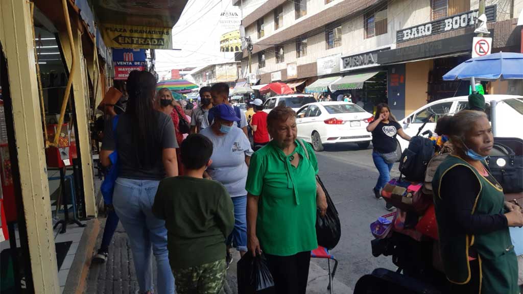 Al tope: clientes abarrotan el ‘corazón’ de la Zona Piel en León