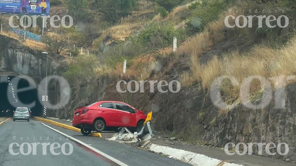 Choca auto contra pared del cerro en la entrada al túnel Diego Rivera