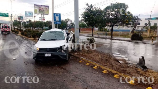 Joven de 25 años queda grave tras chocar en el libramiento Morelos de León