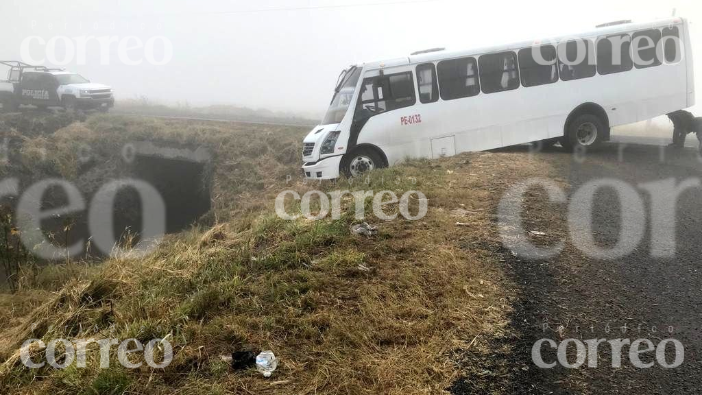 Camión de jornaleros por poco cae a canal en los límites de Guanajuato y Michoacán