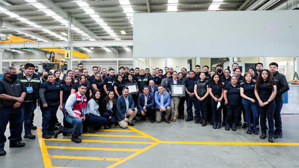 Reconoce Diego Sinhue a empresa celayense tras recibir Certificación Automotriz