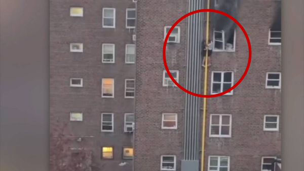 Desde un cuarto piso dos jóvenes huyen de las llamas, se deslizan por una tubería (VIDEO)