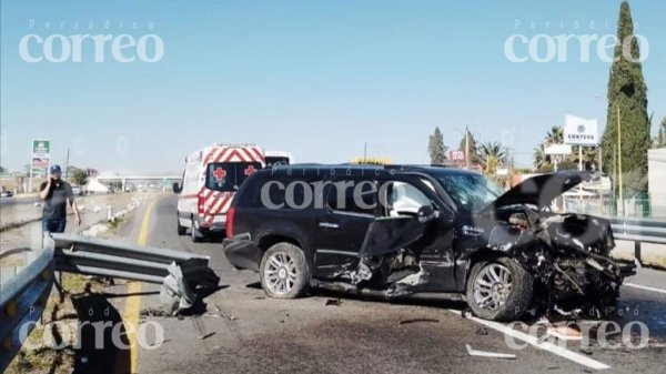 Choca camioneta familiar en carretera de San Luis de la Paz contra contención