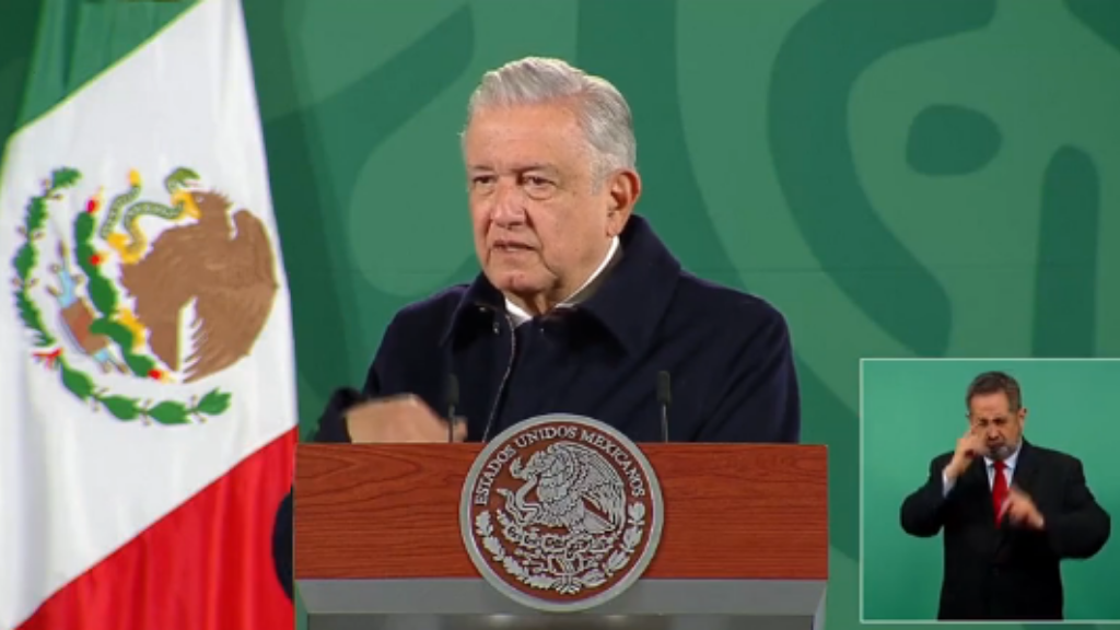 AMLO anuncia dosis de refuerzo a maestros y médicos; pide cuidarse de la ómicron