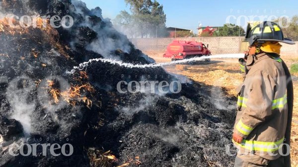 Pirotecnia en Pénjamo reduce 40 mil pesos de pacas de rastrojo a ceniza