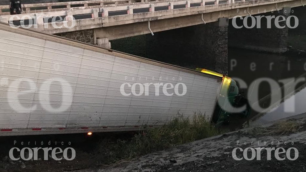 Pénjamo: Cae tráiler al Río Turbio el conductor resulta lesionado