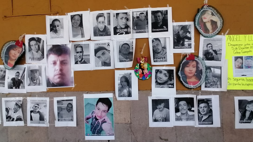 Celaya: Familias plasman mural de sus desaparecidos en la plaza principal