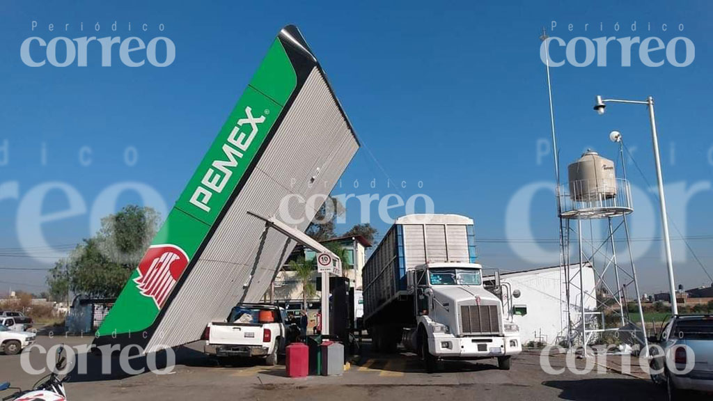 Conductor acciona caja por error y tira el techo en gasolinera de Abasolo