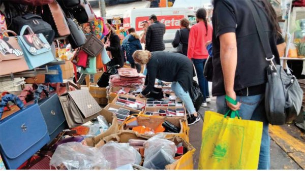 Con el enemigo: crisis obliga a comerciantes leoneses a vender productos orientales