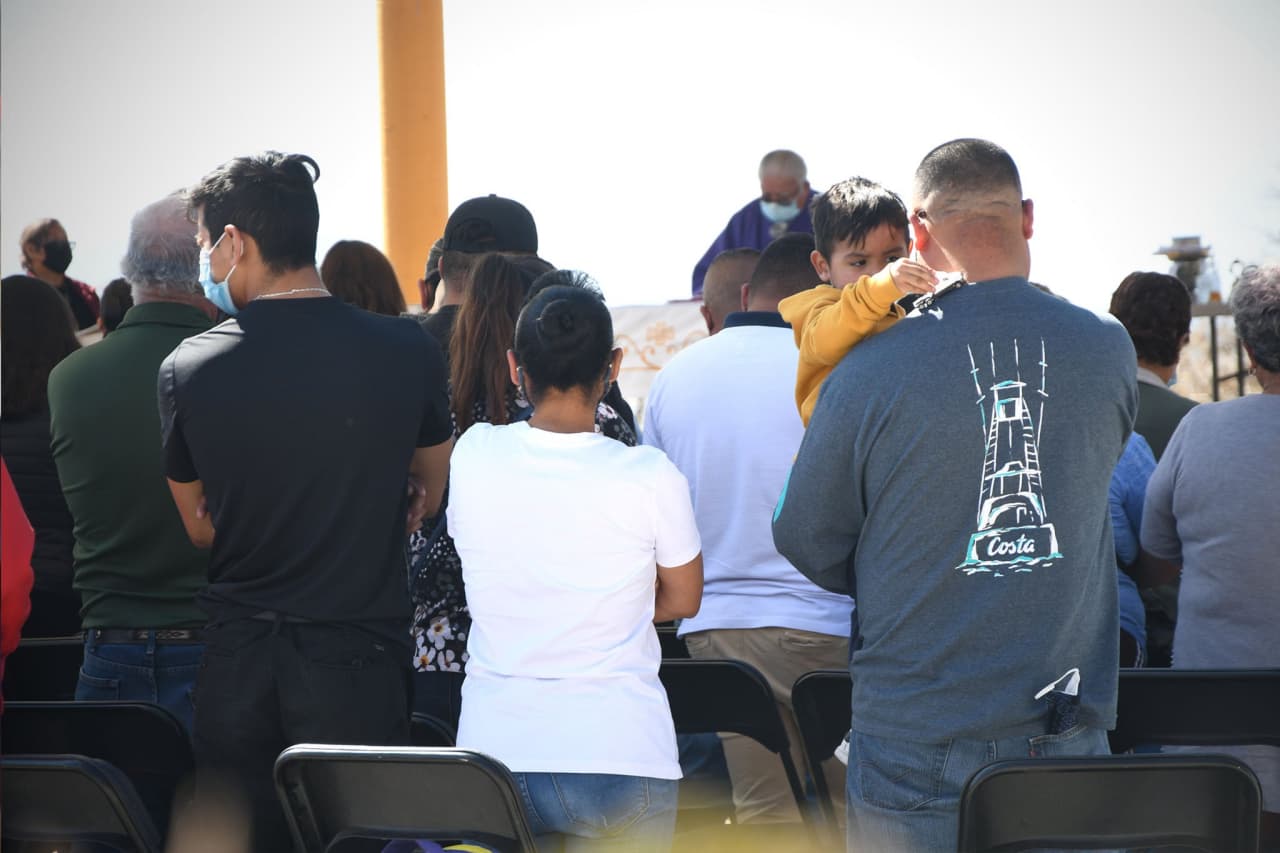 Frente al Cristo de la Misericordia paisanos agradecen volver a su Jerécuaro