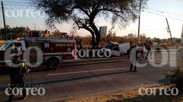 Joven queda lesionado tras chocar su auto contra un árbol en San Francisco del Rincón