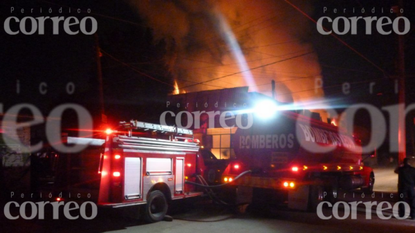 Uso irresponsable de pirotecnia incendia fábrica de suelas en Cañada de Alfaro