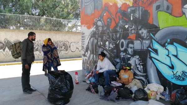 Navidad bajo un puente: migrantes sortean el frío y el peligro en Celaya