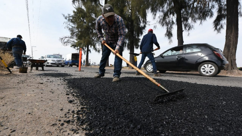 Arrecian campaña de bacheo en Irapuato