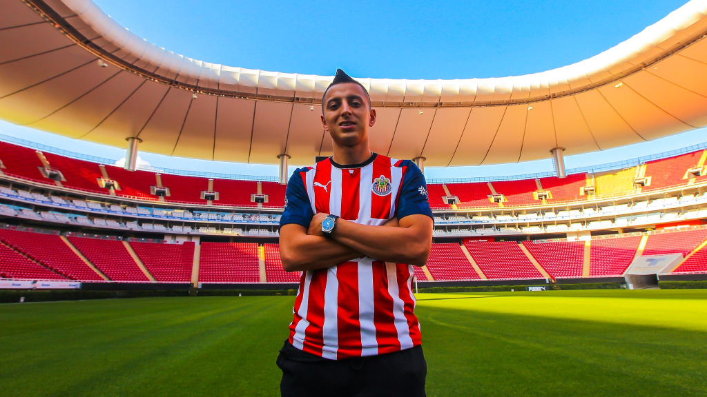 Entre cuestionamientos, Chivas presenta al ‘Piojo’ Alvarado