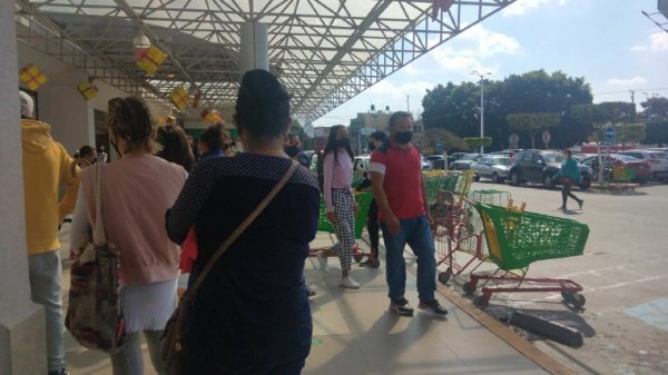 Irapuatenses abarrotan centros comerciales pese a la pandemia