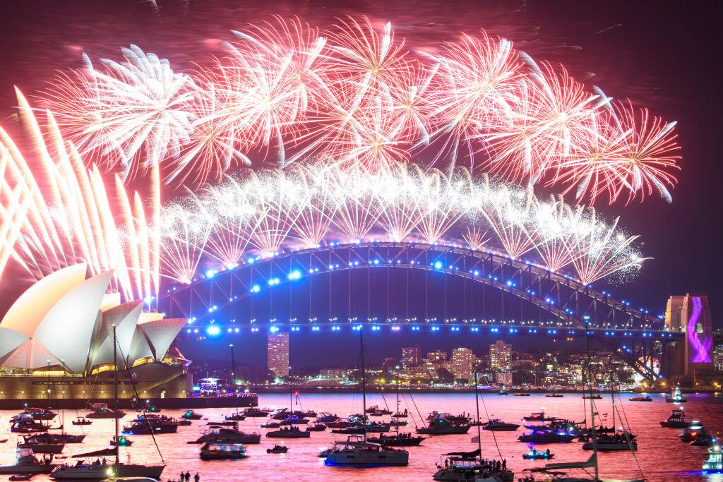 El mundo recibe al 2022 entre fuegos artificiales y Ómicron