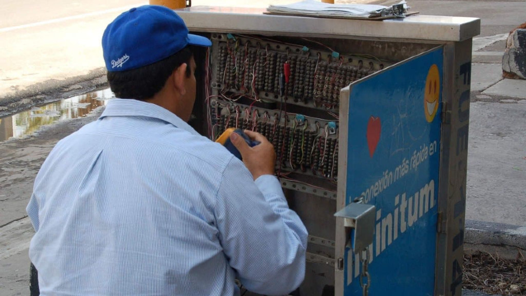 Irapuatenses se quejan del servicio de Telmex;  ni siquiera atienden sus reportes