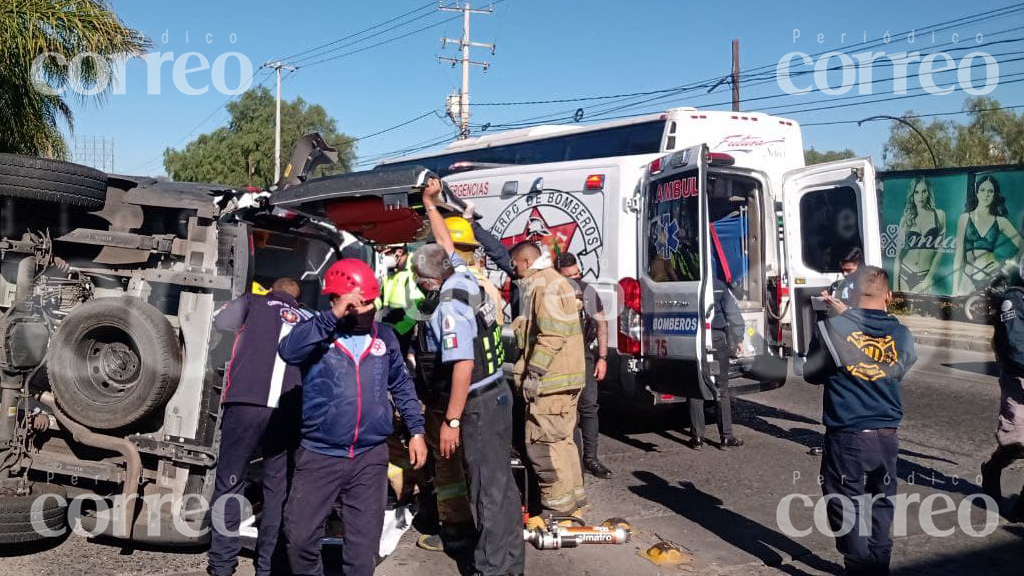 León: Se vuelca ambulancia al trasladar paciente en el López Mateos hay graves heridos