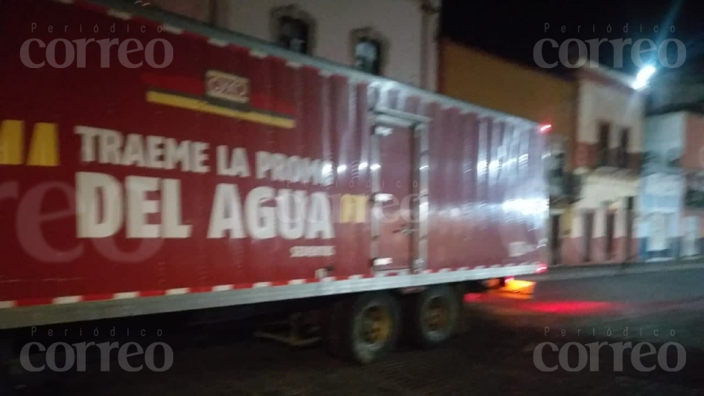 Camión de Oxxo derriba muro de contención en la Subterránea de Guanajuato