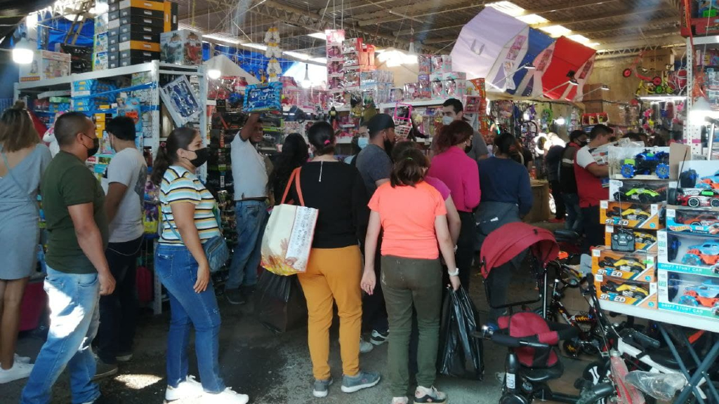 Pese al covid-19, leoneses abarrotan mercados de juguetes