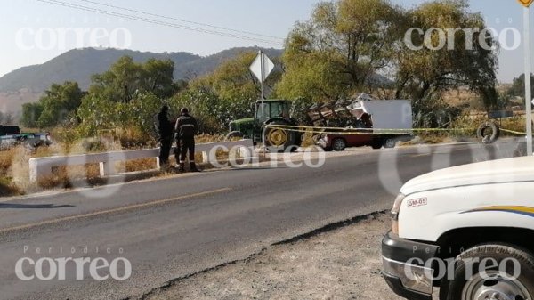 Choque entre tractor y camioneta en la Acámbaro-Jerécuaro deja un muerto