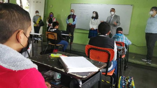 Ómicron retrasa regreso a clases en 11 estados