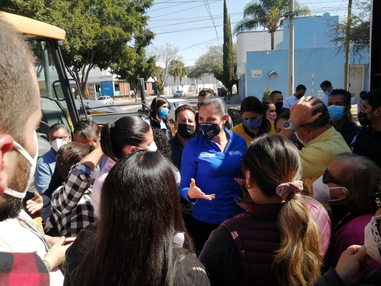 Ale Gutiérrez arranca primer km de ciclovía en León; colonos rechazan obra