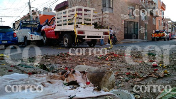 Explota pirotecnia durante cortejo fúnebre en Silao; joven y niña salen heridos (video)