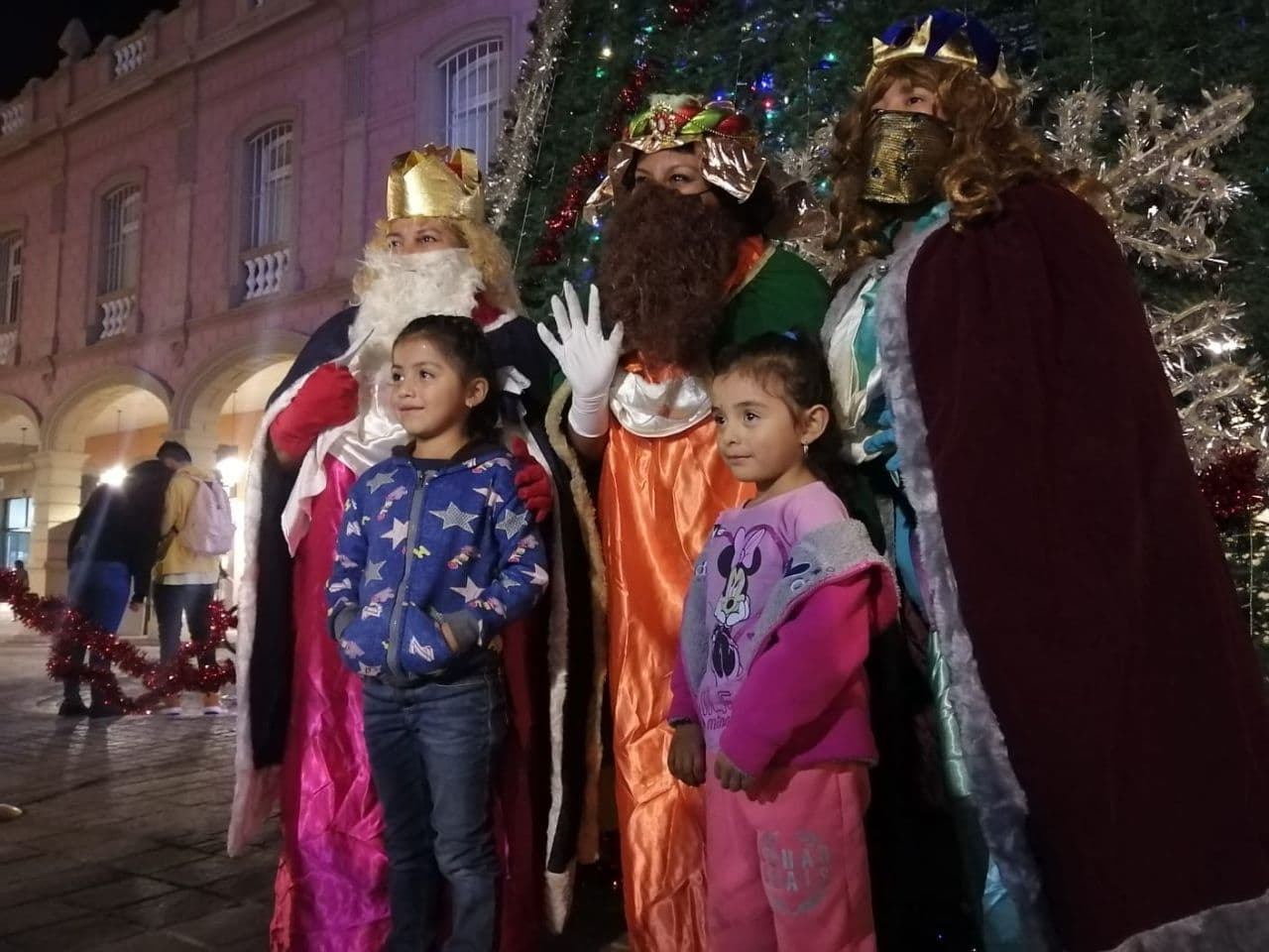 Reinas y Reyes Magos recorren Celaya para dar una sonrisa en medio de la crisis