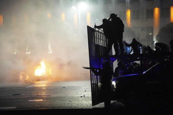 Refuerzan Kazajistán con tropas rusas ante decenas de muertes por protestas