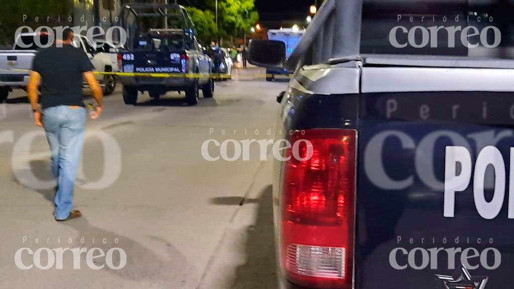 Lanzan a joven herido de carro en movimiento en León