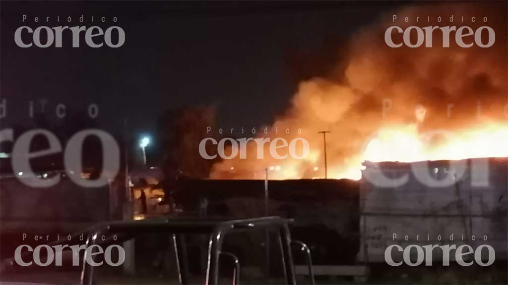 Incendio consume pensión federal de automóviles en Irapuato