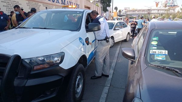 León: taxis ejecutivos cierran el López Mateos para evitar multa a operador