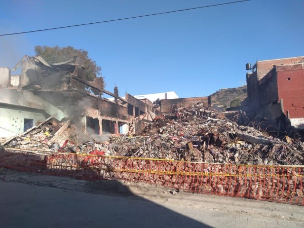 Tras casi un mes de incendio, fábrica de zapatos en San Miguel sigue ardiendo