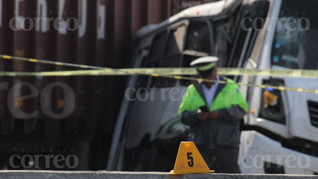 Tren impacta a camión en Celaya; reportan un fallecido y 17 heridos