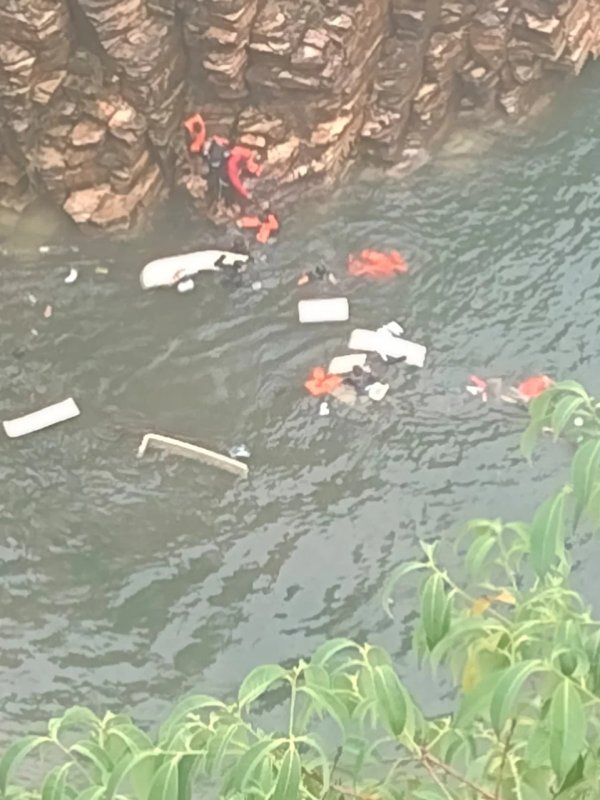 Derrumbe de acantilado en lago de Brasil deja 5 muertos y 20 desaparecidos