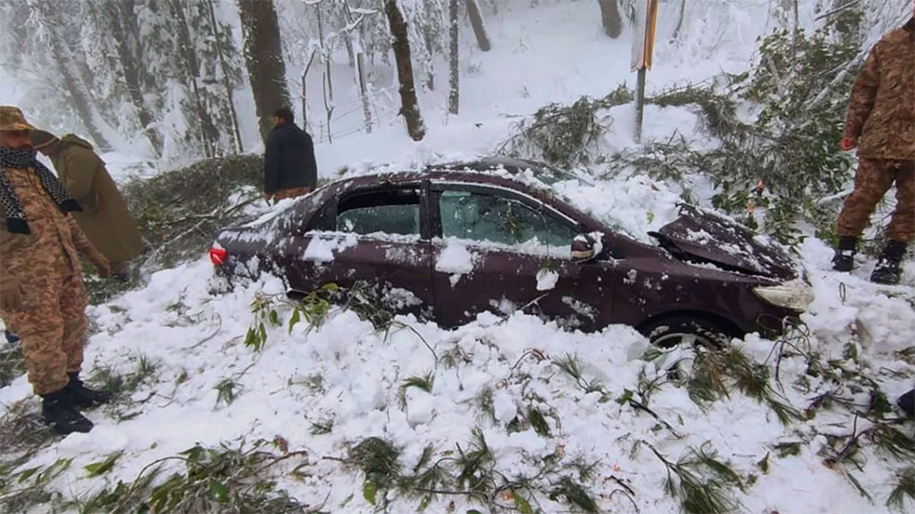 Nevada congela autopista en Pakistán; al menos 21 personas mueren