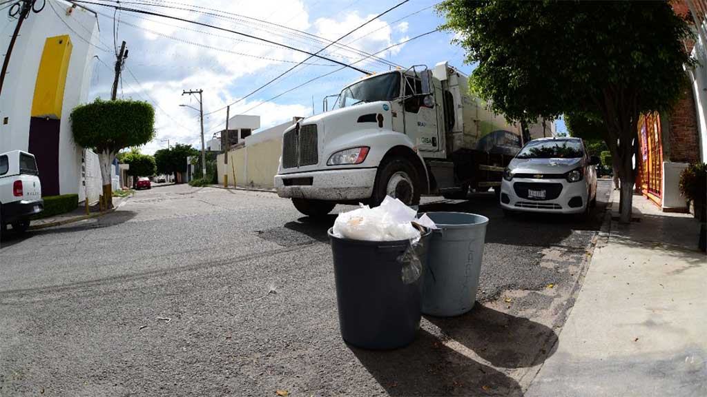 Abandonan escombro, muebles y hasta inodoros en las calles del centro y sur de Irapuato