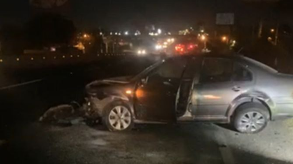 Abandonan auto tras chocar sobre la Silao- León