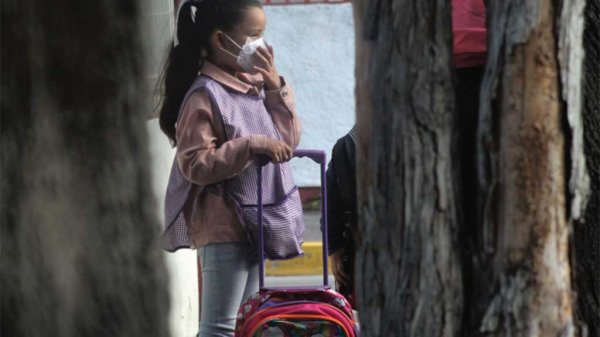 Diez estados frenan regreso a clases presenciales por alza de casos de Covid