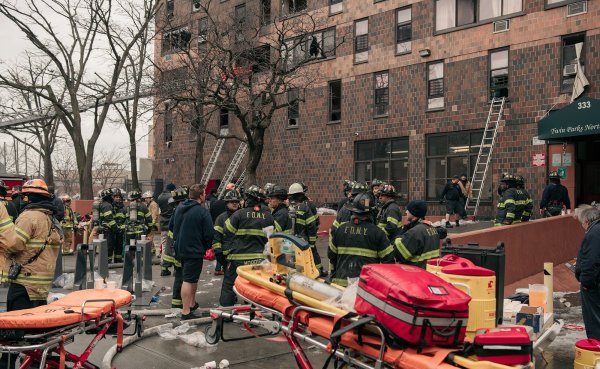 Incendio en departamentos de Nueva York reporta hasta 19 muertos (Fotos)