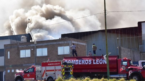 Ale Gutiérrez se compromete a mejorar sueldo de Bomberos en León