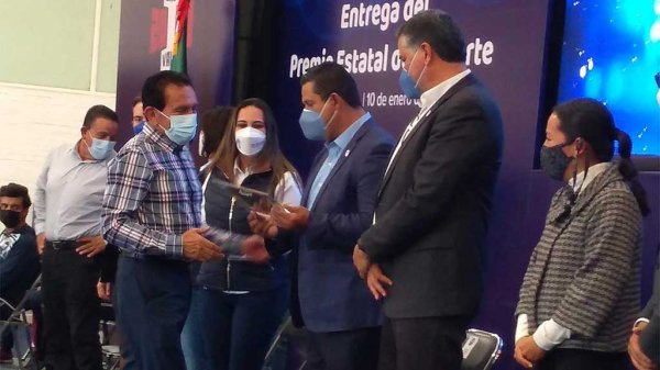 “Niños idolatran a narcos”, lamenta Sinhue en la entrega del Premio Estatal del Deporte 2021