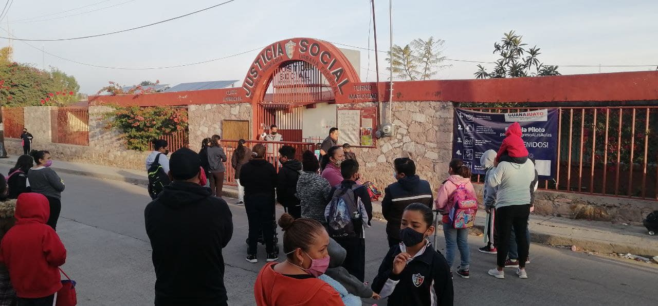 Regreso a clases es necesario pese al temor: padres de familia en Guanajuato