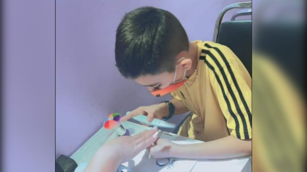 Pequeño se hace viral por aplicar uñas para apoyar a su hermanito enfermo