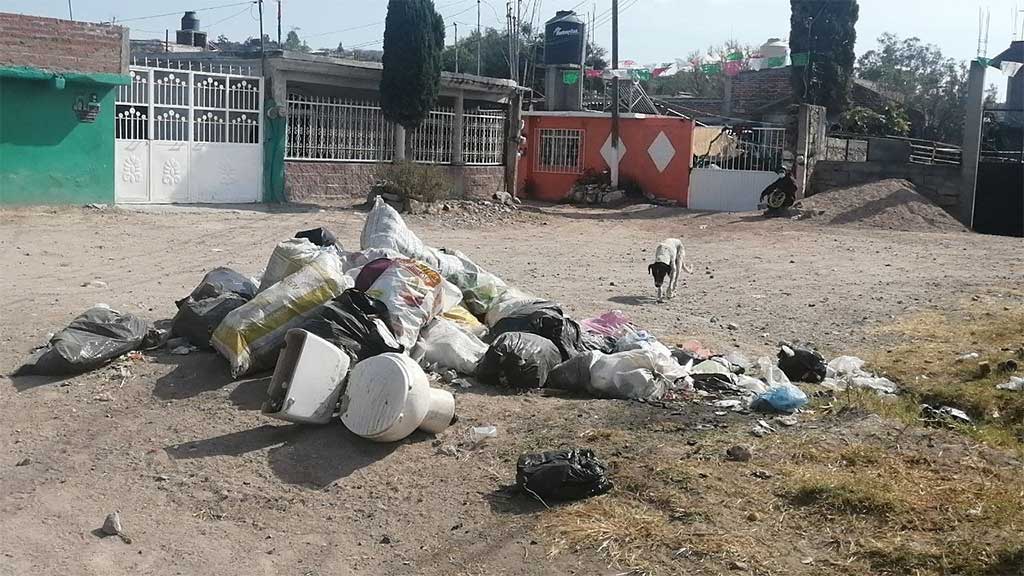 Basura inunda calles de comunidades salmantinas por fallas de recolección